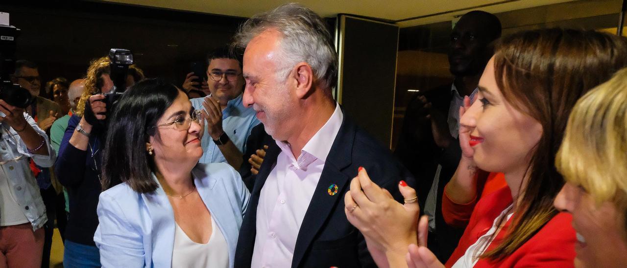 Carolina Darias y Angel Victor Torres se abrazan en la celebración de la noche electoral del PSOE, en el Auditorio Alfredo Kraus.