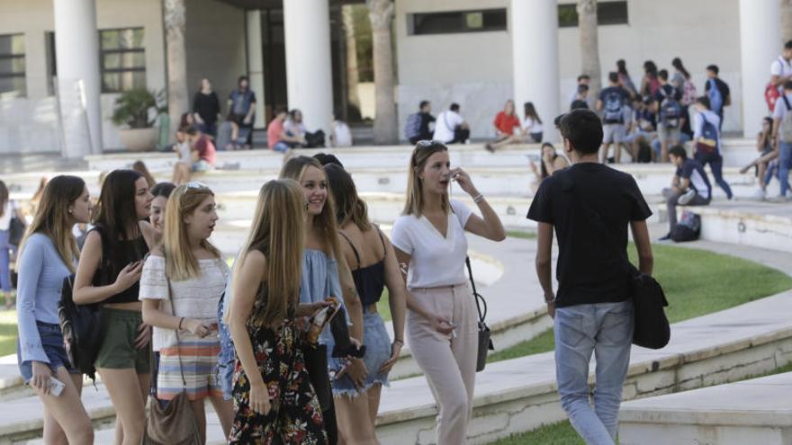 La Universidad arranca el curso con 5.700 alumnos matriculados y 2.180 en lista de espera