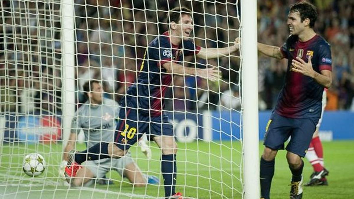 Messi celebra segundo su segundo gol con Cesc