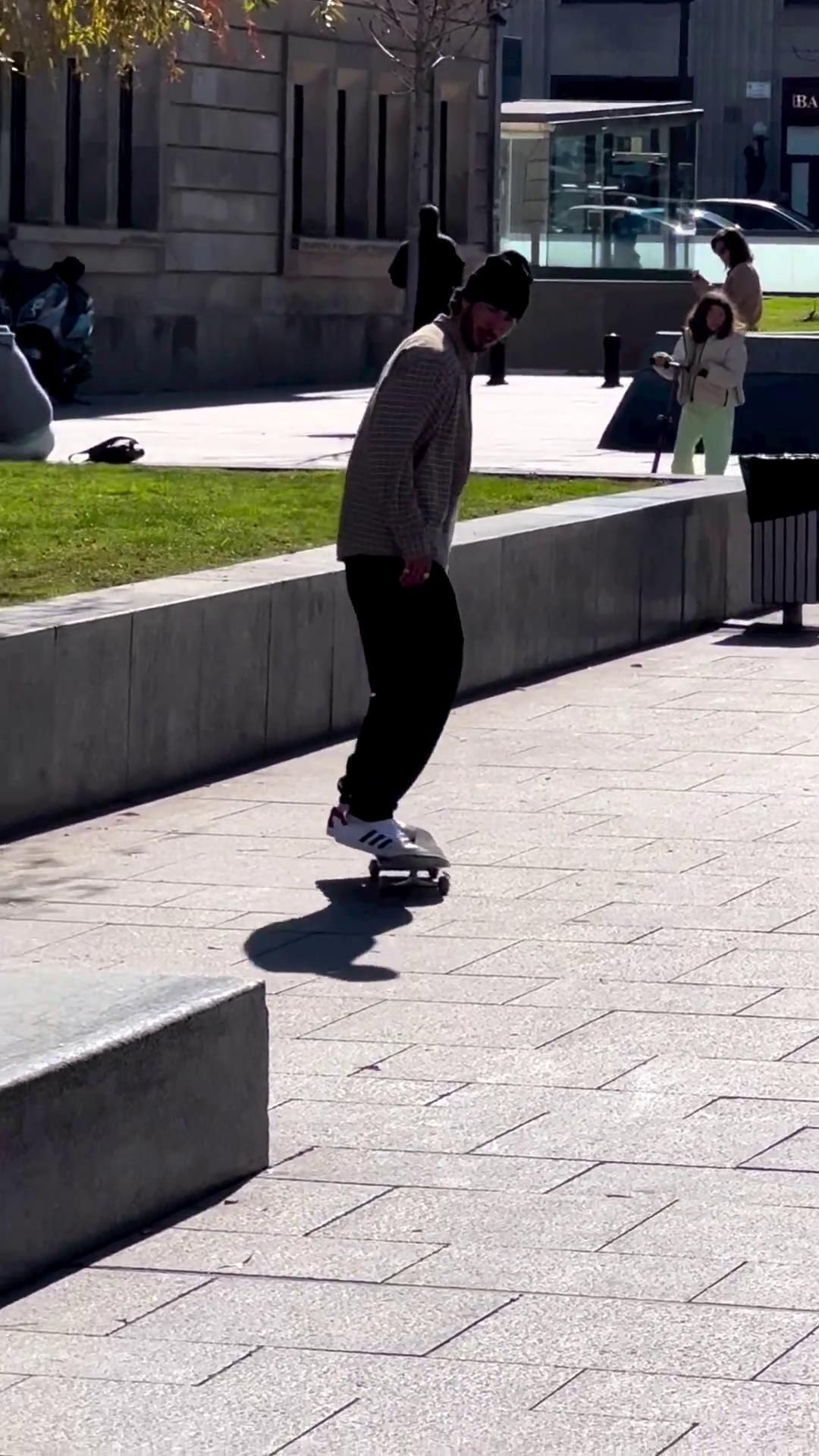 Los 'skaters' internacionales Miles Silvas, Mark Suciu y Mikel Vidal, en Vigo