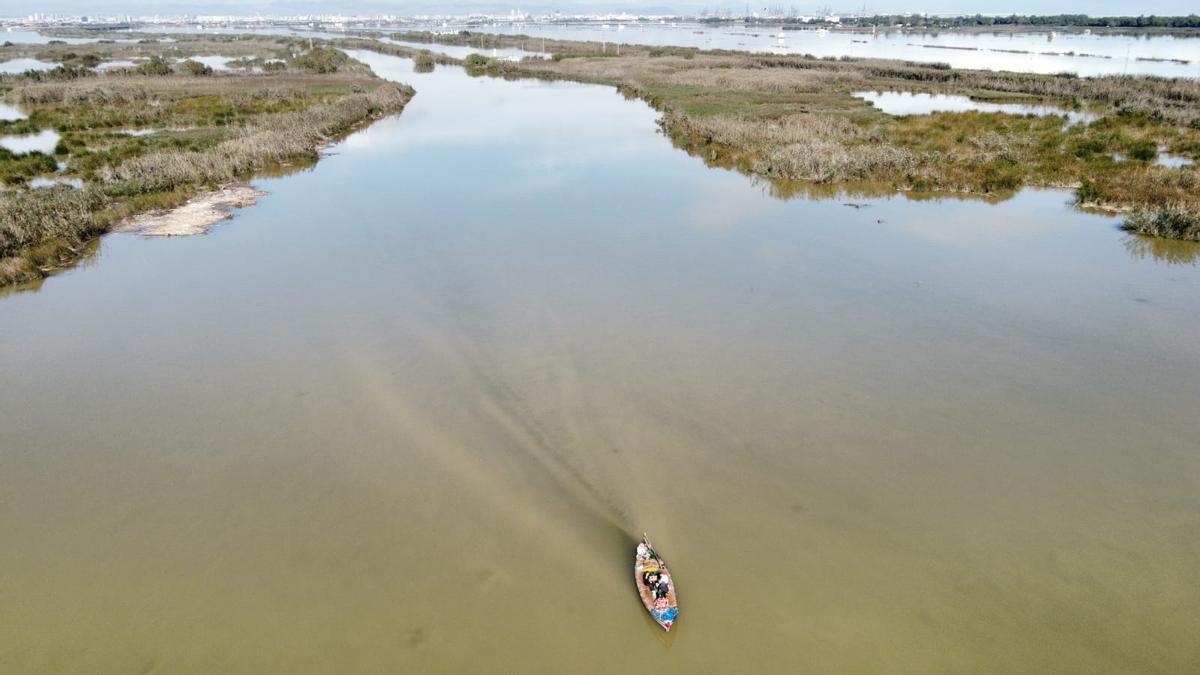 Desembocadura del barranco del Poyo en el lago de l'Albufera, en una imagen captada ayer.