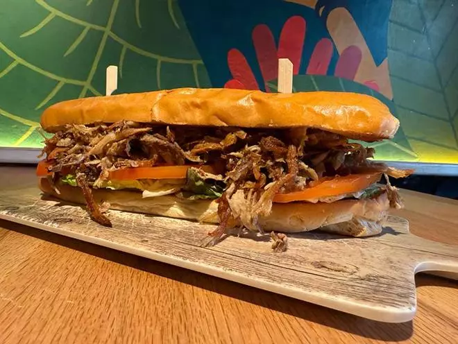 El bocata cubano que mide más que tu cocina es la nueva sensación de Madrid (y su origen te deja picuet)