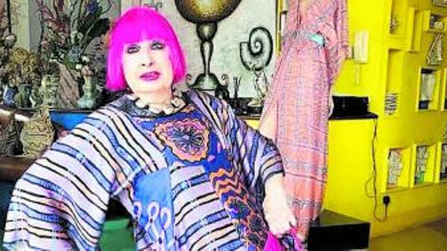 Zandra Rhodes sigue diseñando a sus 80 años.