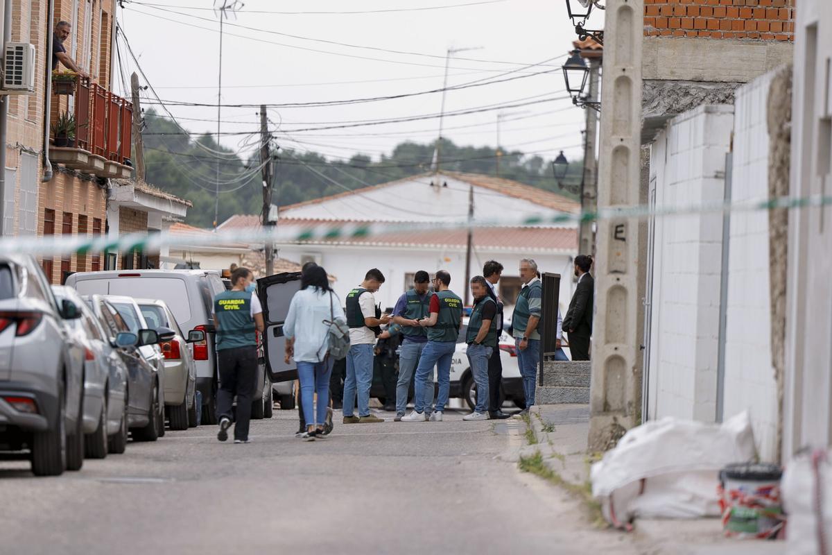 SESEÑA (TOLEDO), 23/04/2026.- Una mujer de 43 años ha sido asesinada este jueves presuntamente a manos de su expareja, un hombre de 50 años que tenía antecedentes por violencia machista y que después se ha ahorcado en Seseña (Toledo), tras una pelea con el hijo de la víctima, que ha acabado en el hospital. Según han informado a EFE fuentes próximas a la investigación, el cuerpo de la mujer, de nombre Melissa y de nacionalidad venezolana, ha sido encontrado en el interior de su vivienda con signos de violencia por arma blanca. EFE/ Manu Reino