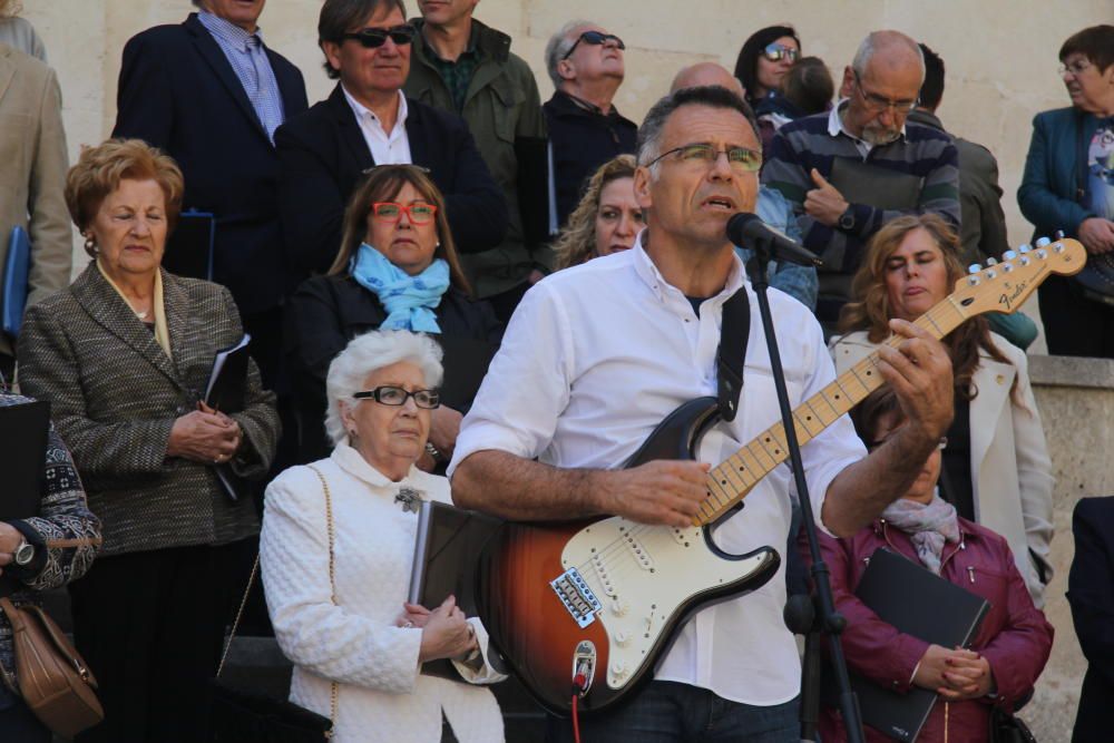 Alcoy escribe una poesía con música y flores para Valls