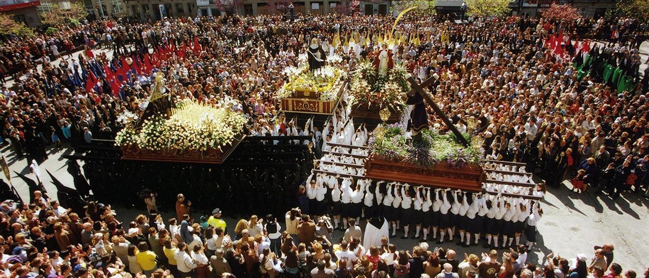 Una de las procesiones de Semana Santa en Ferrol. Fe o belleza plástica?