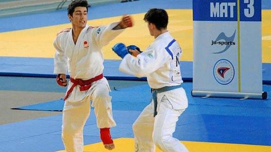 El lluitador de la SA Súria en plena competició, a Bèlgica