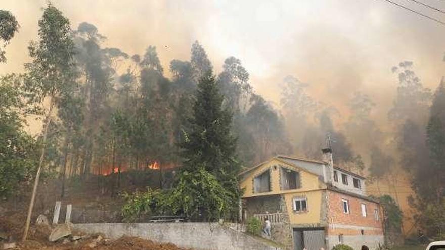 Las llamas acecharon casas en Vincios en octubre de 2017. // C. Graña