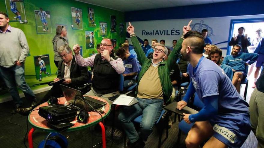 Directivos, técnicos y jugadores del Avilés celebran el emparejamiento con el Lagun Onak.