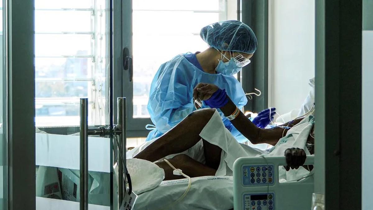 Imagen de archivo de una enfermera tratando a un paciente.