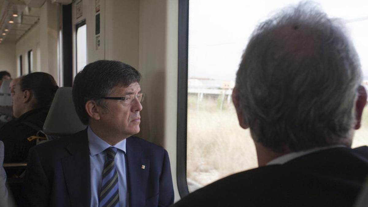 El 'conseller' Lluís Recoder durante su viaje en tren a Montgat esta mañana.