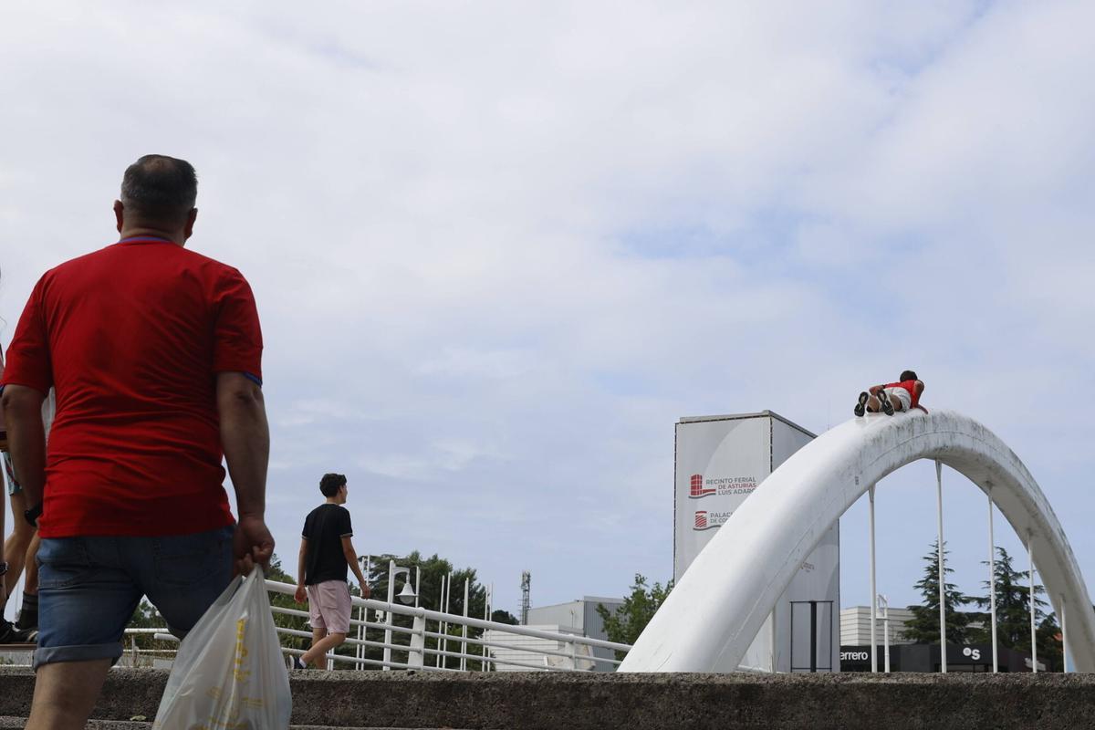 Ivan Kuzmenko practicando en el el puente de la Feria sobre el Piles.