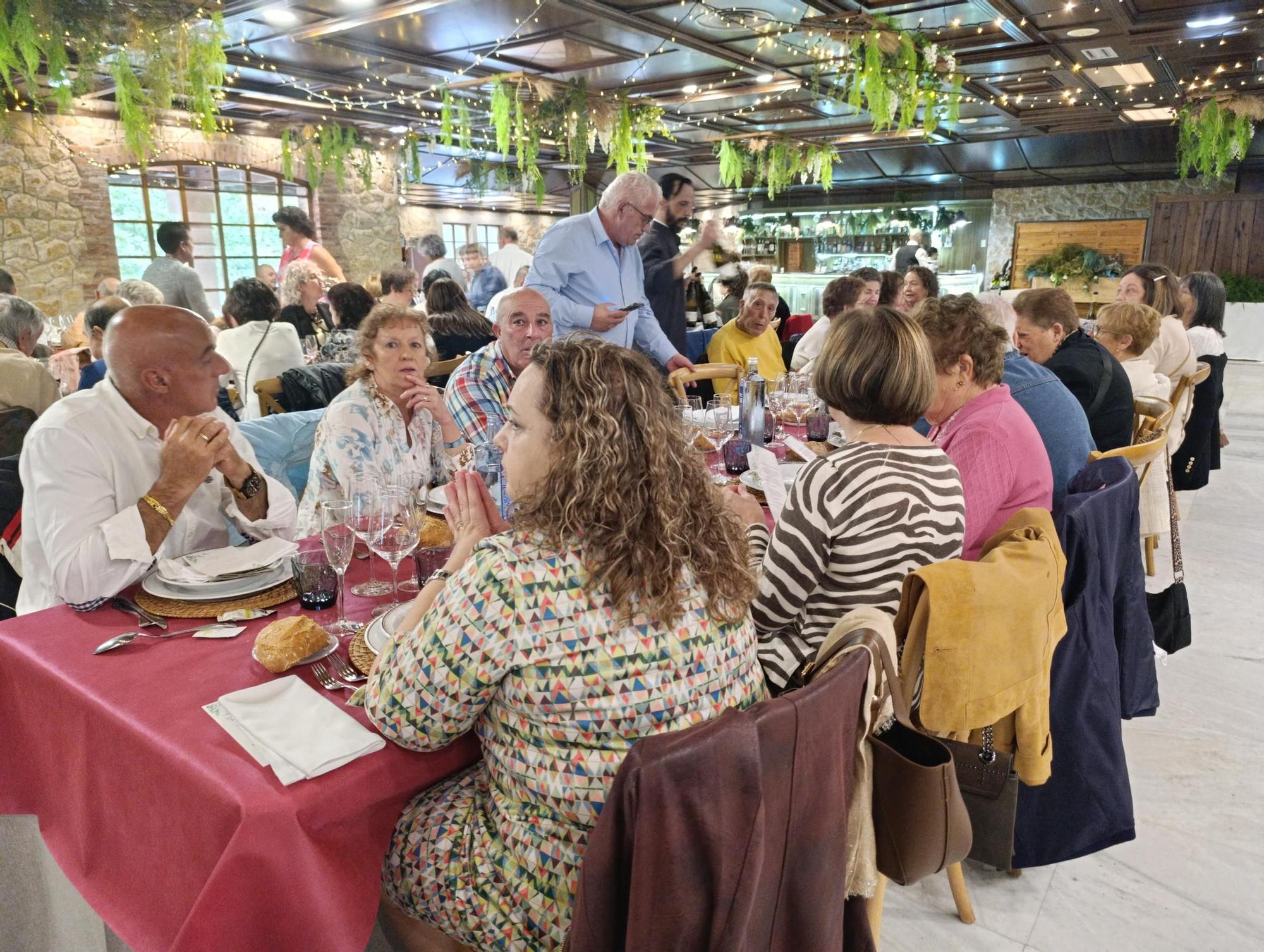 Emotivo y multitudinario homenaje a los sanitarios de Villabona