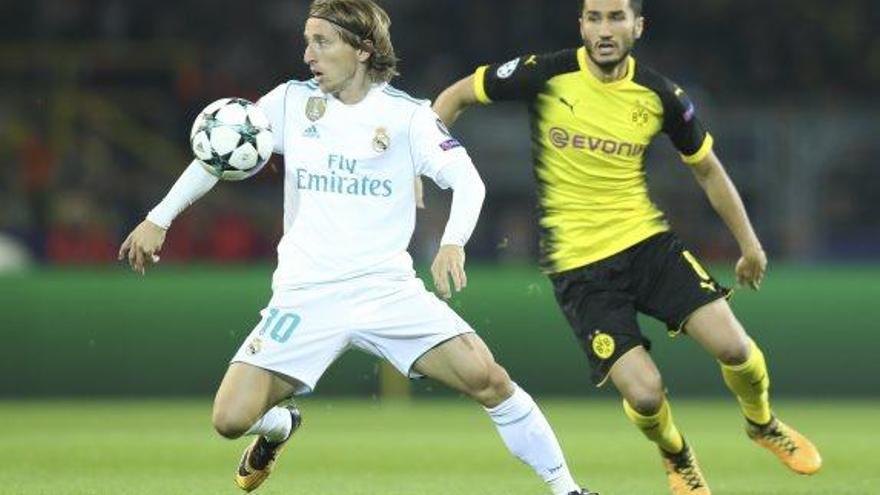 Luka Modric defensat pel jugador del Borussia Dormund Nuri Sahin