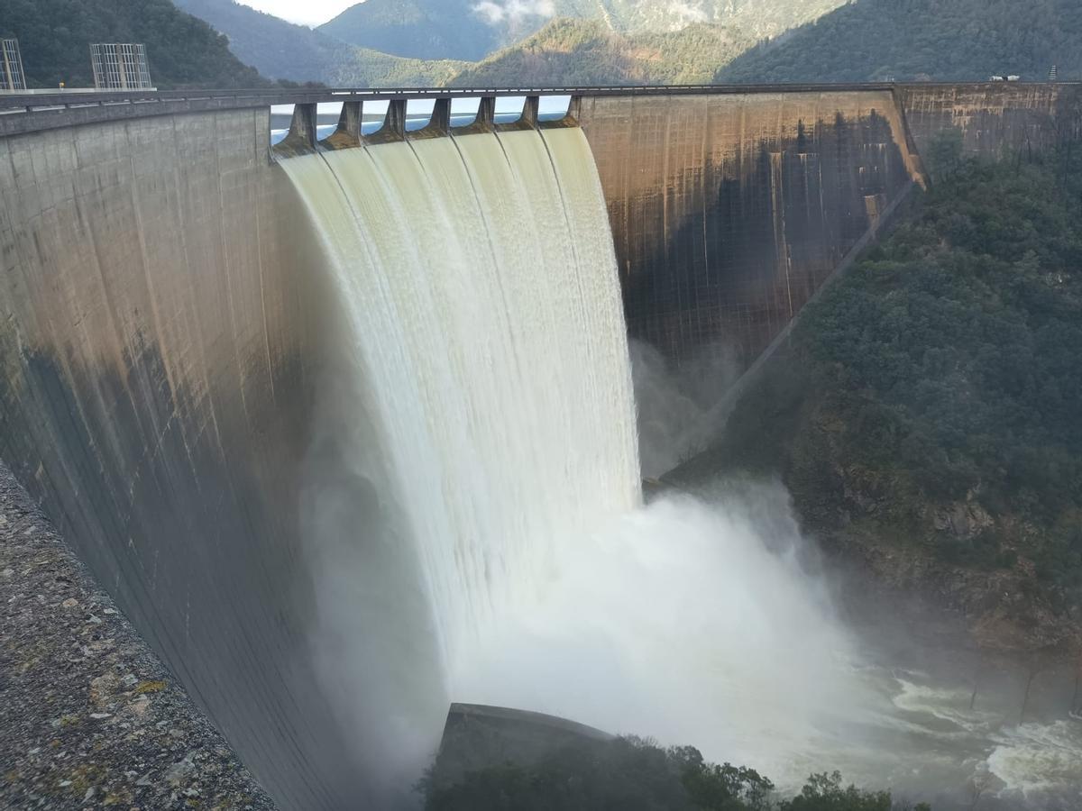 Imatge de la presa de Susqueda desembassant aigua pel sobreeixidor, el passat 7 de març