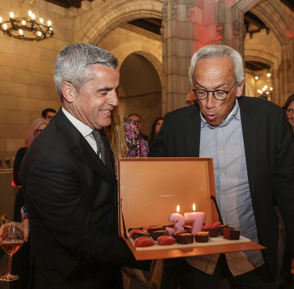 El doctor Bonaventura Clotet junto al responsable de Eventos de Jubany, Xavi Orte, en la presentación de 'People in Red'.