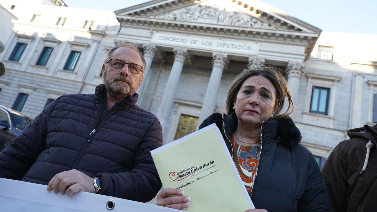 Marisol Burón Flores, escoltada por Antonio del Castillo (izda), padre de Marta del Castillo, y Mariano Navarro. / DAVID CASTRO