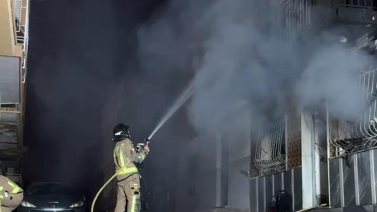 Bomberos sofocan el incendio registrado en una vivienda de Águilas