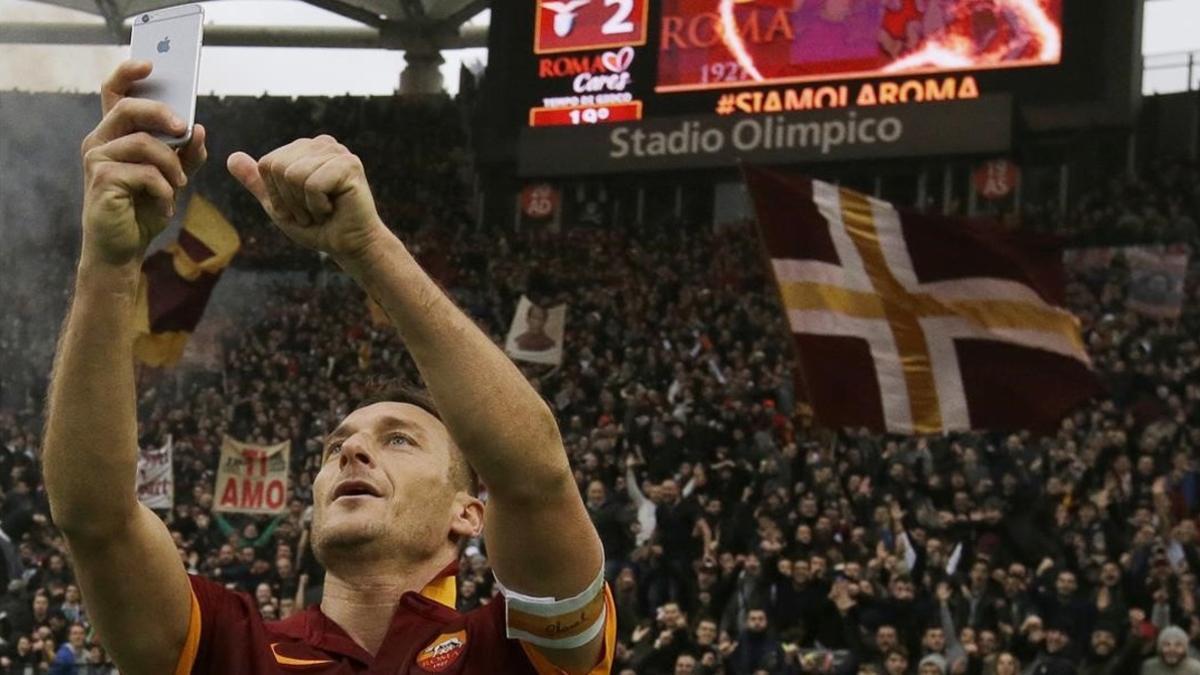 Totti se hace un selfie con los seguidores de la Roma