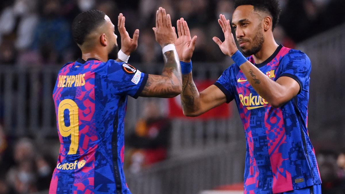 Memphis (12) y Aubameyang (11) - 23 goles con el Barça