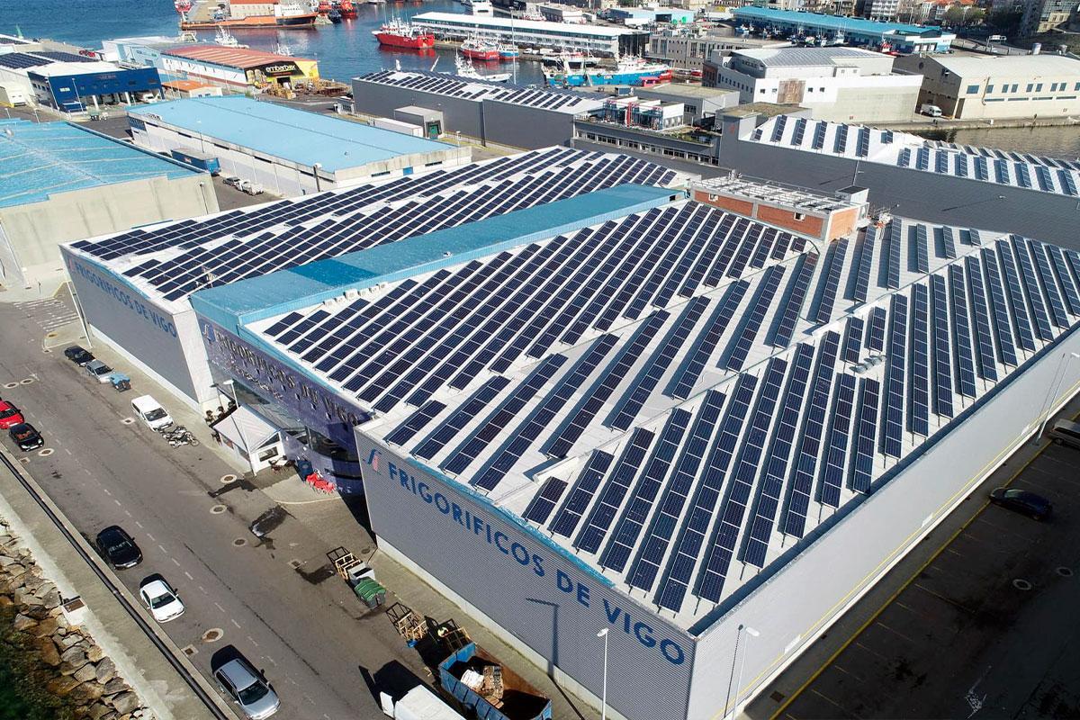 Placas solares en la factoría de Frivigo