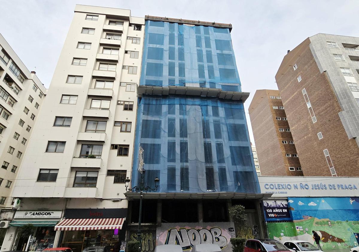 Estado actual del edificio del número 53 de la calle Rosalía de Castro.