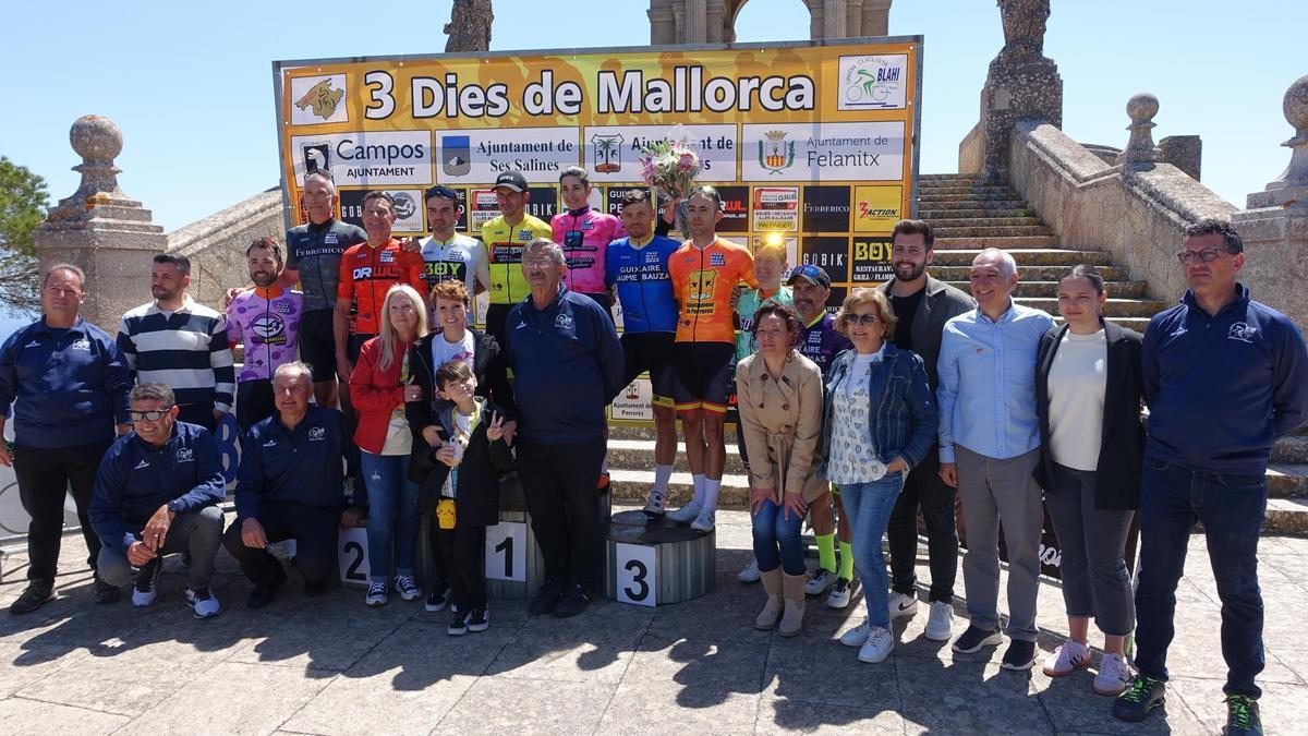 Los ganadores posan con sus maillots en el Santuari de Sant Salvador