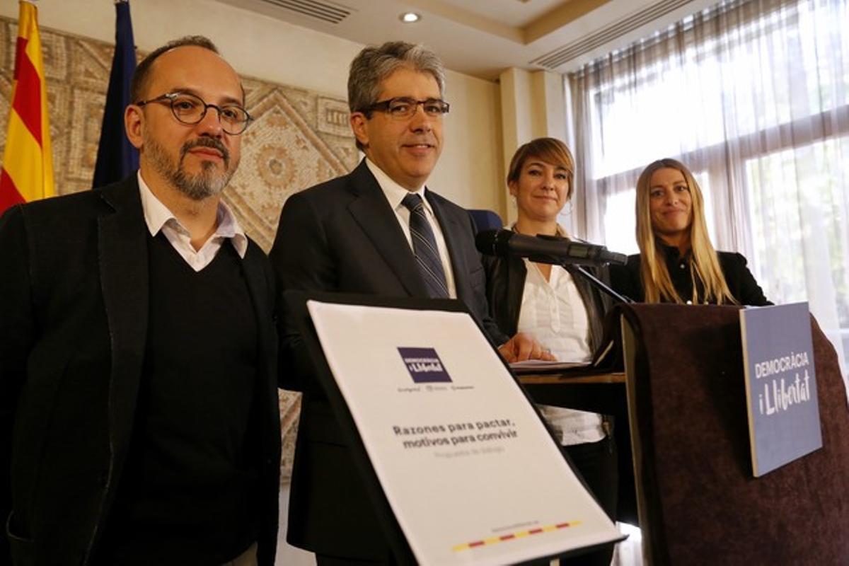 Roda de premsa de Francesc Homs, candidat de Democràcia i Llibertat (DL), amb Carles Campuzano, Lourdes Ciuró i Míriam Nogueras --números dos, tres, quatre i cinc per Barcelona--, aquest dissabte, a Madrid. Roda de premsa de Francesc Homs, candidat de Democràcia i Llibertat (DL), amb Carles Campuzano, Lourdes Ciuró i Míriam Nogueras --números dos, tres, quatre i cinc per Barcelona--, aquest dissabte, a Madrid.