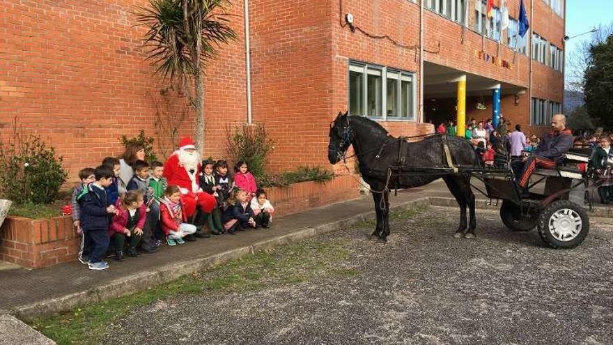 Papa Noel cambio los renos por el caballo en Rubiáns. // FdV