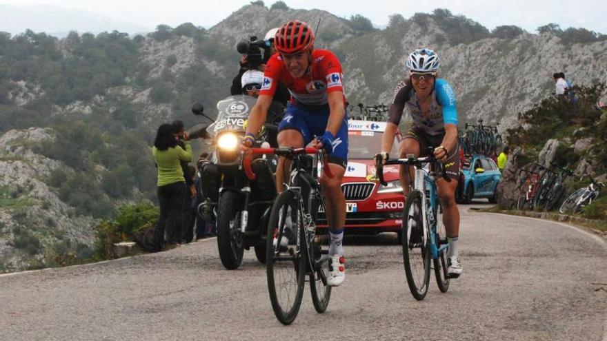 El hasta ayer líder David de la Cruz, en primer término, en el tramo final de los Lagos.