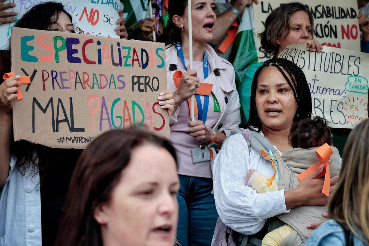 Concentración de matronas en el Hospital La Candelaria bajo el lema 'Nada que celebrar' Concentración de matronas en el Hospital La Candelaria bajo el lema 'Nada que celebrar'
