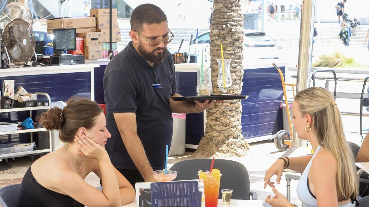 La hostelería es una de las actividades en las que más crece el empleo en verano.