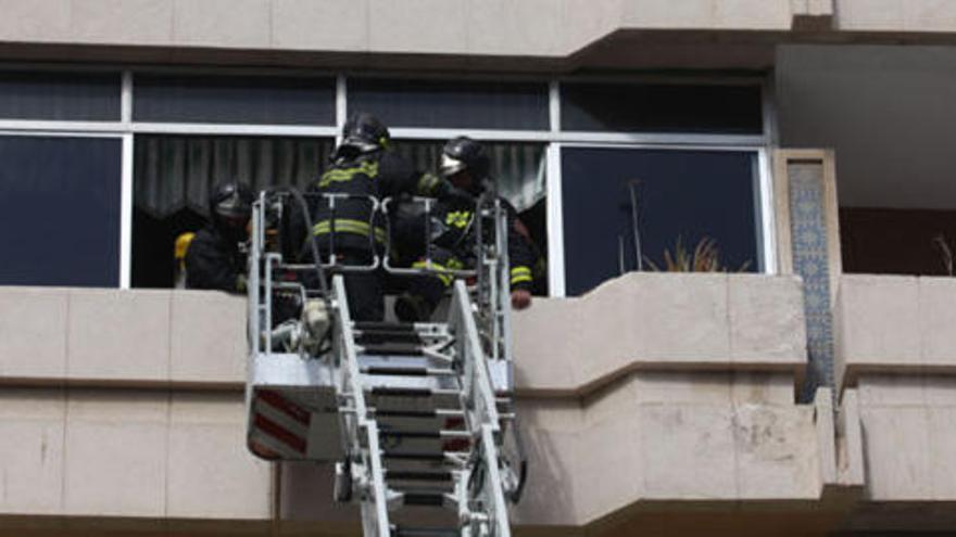 Desalojan un edificio en Carvajal por un incendio