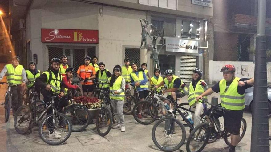 Vecinos de Cambre hacen una ruta a pie y otra nocturna en bici a Chantada