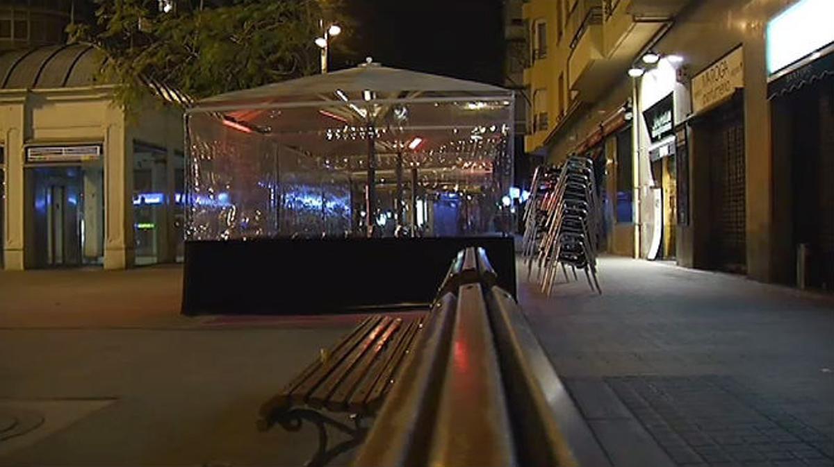 Els testimonis que van veure l’home expliquen què va passar a la plaça Molina, de Barcelona.