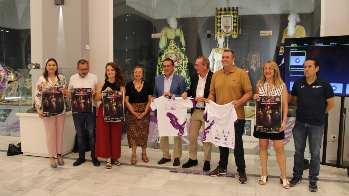 María Castillo, José Luis Ruiz, Irene Jódar, María Jesús Pérez, Santiago Parra, Ramón Mateos, Juan Miguel Bayonas, María Ángeles Mazuecos y José Miguel González, con los carteles y camiseta de la prueba deportiva.