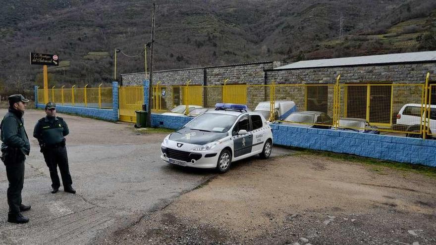 Una patrulla de seguridad ciudadana de la Guardia Civil, en Vilamartín de Valdeorras. // Brais Lorenzo