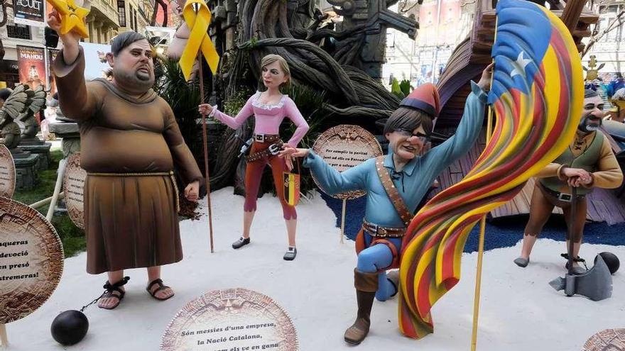 Ninots de Junqueras, Forcadell y Puigdemont en las Fallas valencianas. // Reuters