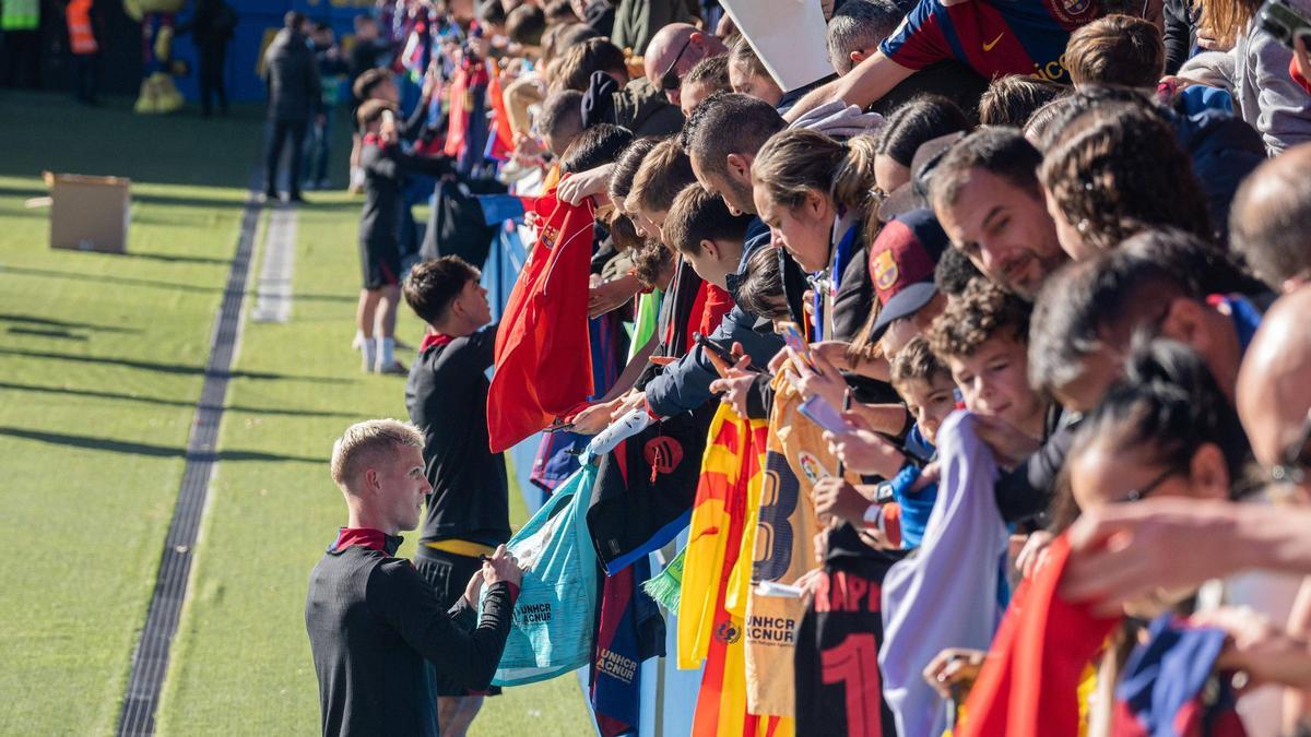 Dani Olmo firma autógrafos en el entrenamiento navideño de puertas abiertas del Barça en el Estadi Johan Cruyff.