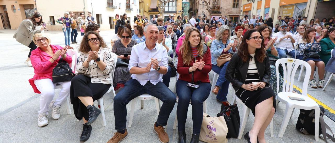 Aitana Mas en el acto feminista celebrado ayer en València, al que también asistió el diputado Joan Baldoví. | FRANCISCO CALABUIG