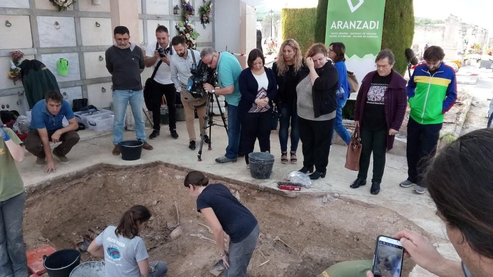 Segundo día de trabajos de exhumación en la fosa de Porreres