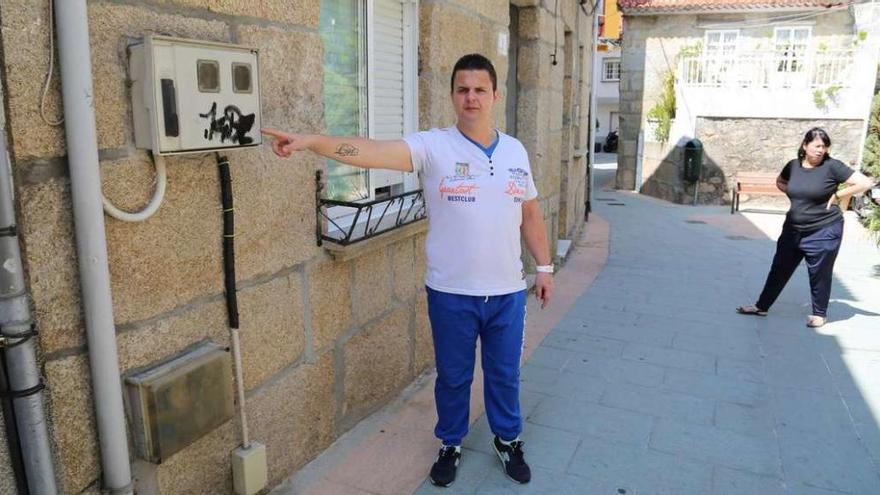 Salvador Otero denuncia vandalismo y amenazas en pleno centro de O Grove. // Muñiz