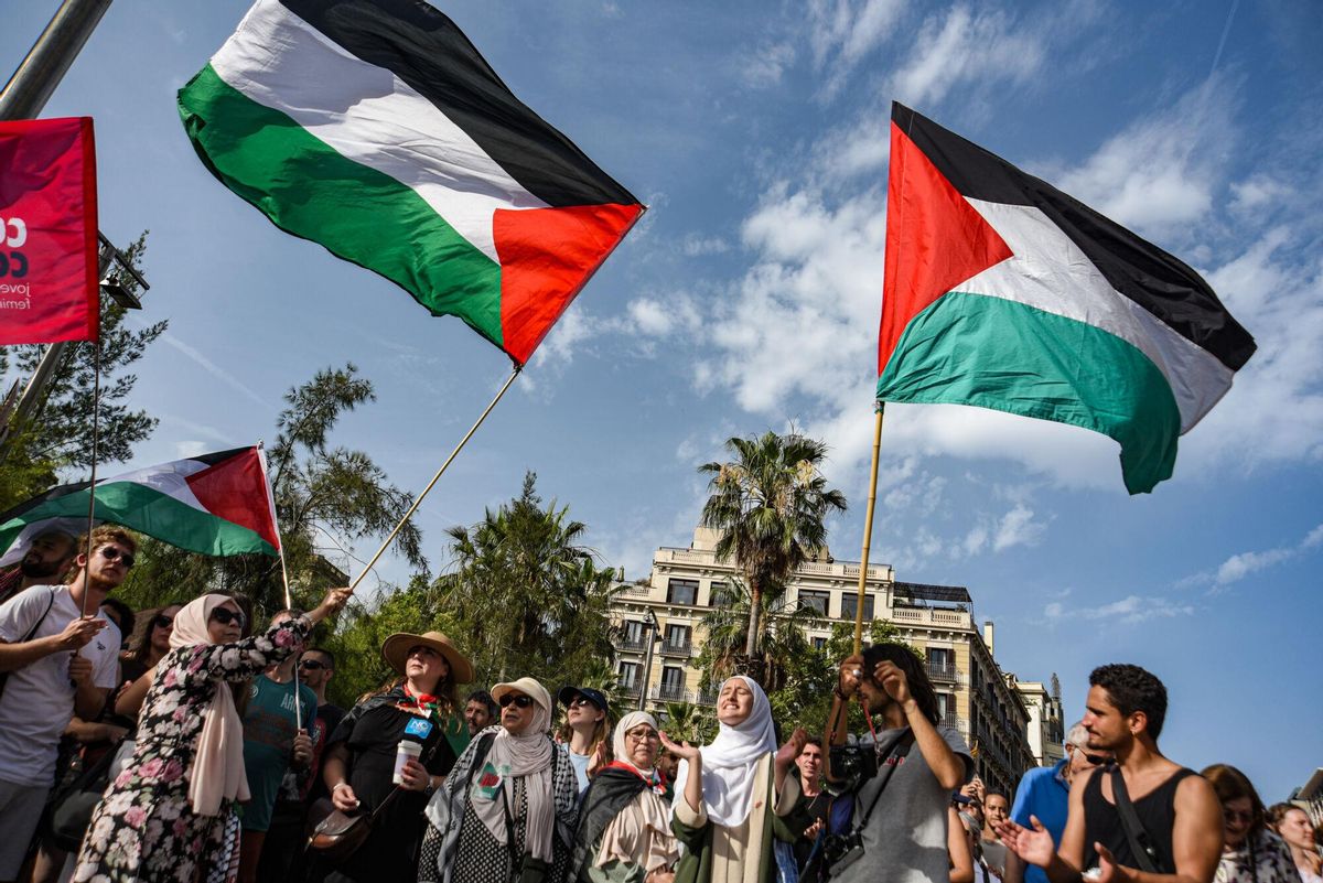 Miles de personasse manifiestan en Barcelona en solidaridad con el pueblo palestino bajo el lema de ¡Basta! Paremos el genocidio en Palestina