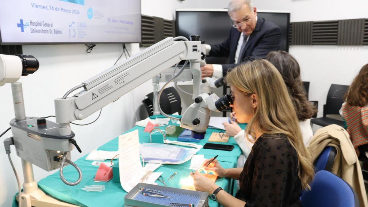 Médicos residentes aprenden en Alicante técnicas básicas de sutura en una cirugía de ojos