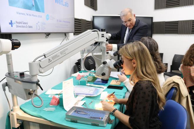Médicos residentes aprenden en Alicante técnicas básicas de sutura en una cirugía de ojos