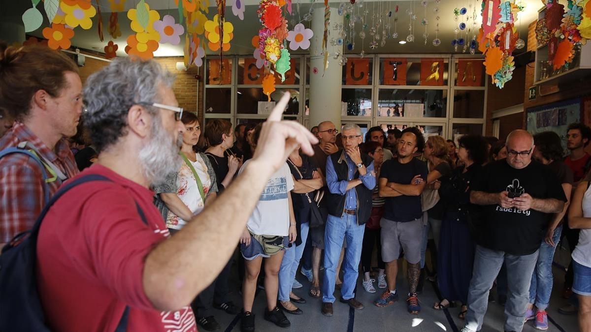 Asamblea de votantes en el colegio electoral Josep Maria Jujol.