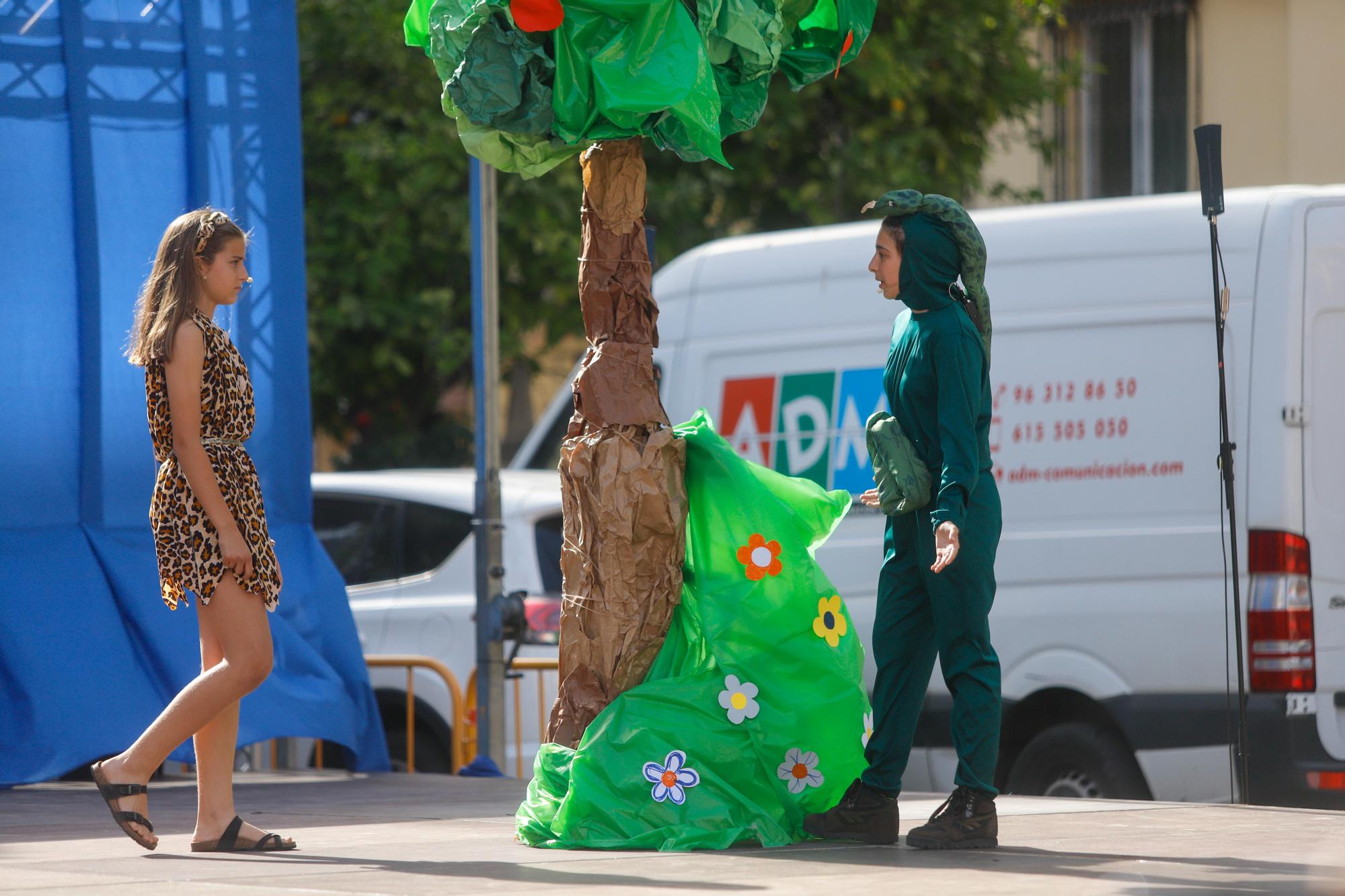 Sábado de Corpus: ambiente en la plaza, balcones y adornos florales