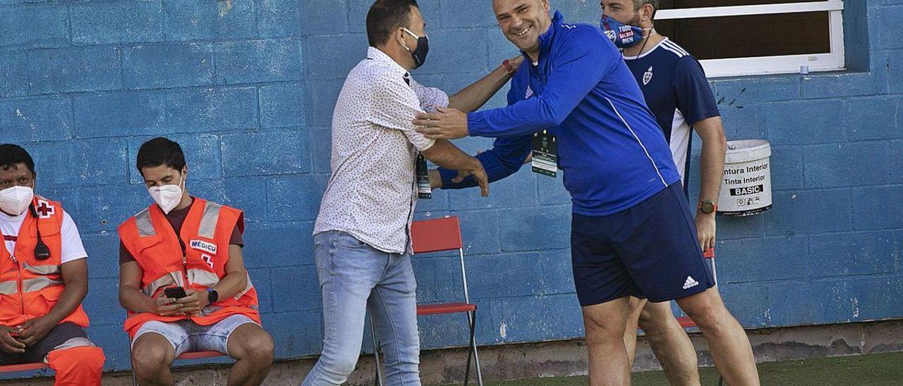 Fermín Álvarez, a la derecha, saluda a Chuchi Collado, técnico del Caudal, durante la final del play-off de ascenso a Segunda B.