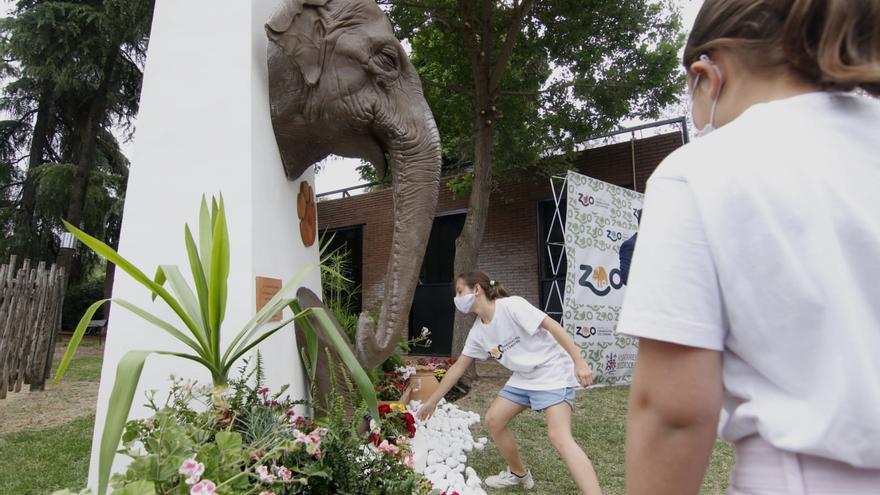 Una escultura recuerda a la elefanta Flavia, emblema del Zoo durante décadas