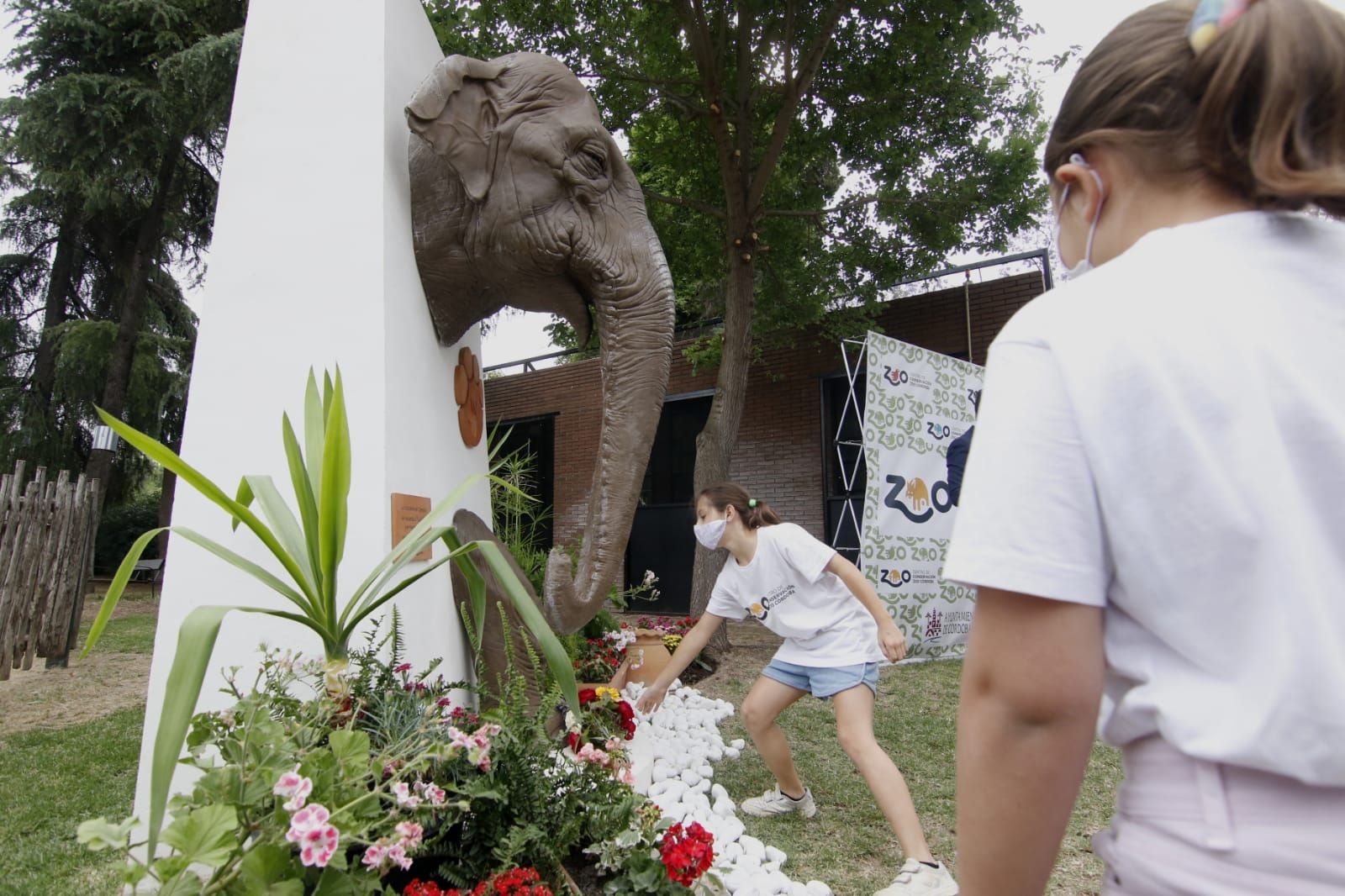 Una escultura recuerda a la elefanta Flavia, emblema del Zoo durante décadas